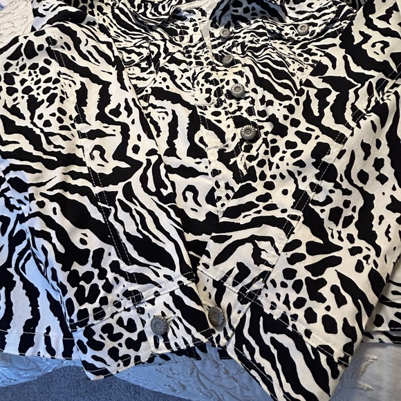 Ladies black and white jacket - Picture 4 of 5